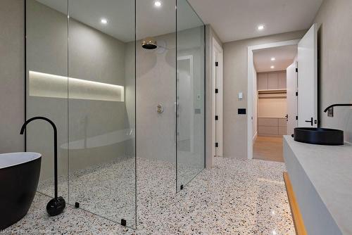 504 Winona Road, Stoney Creek, ON - Indoor Photo Showing Bathroom