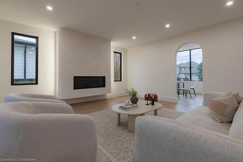 504 Winona Road, Stoney Creek, ON - Indoor Photo Showing Living Room