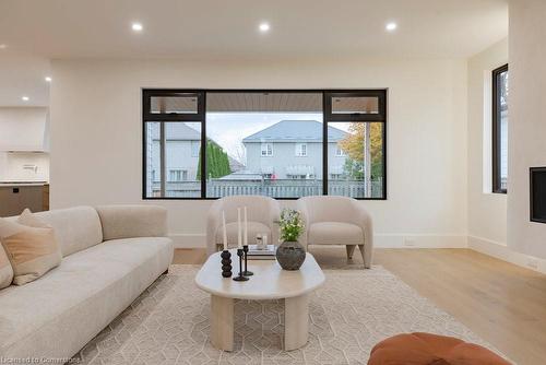 504 Winona Road, Stoney Creek, ON - Indoor Photo Showing Living Room