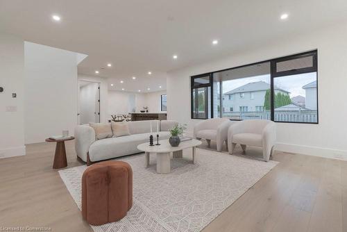 504 Winona Road, Stoney Creek, ON - Indoor Photo Showing Living Room