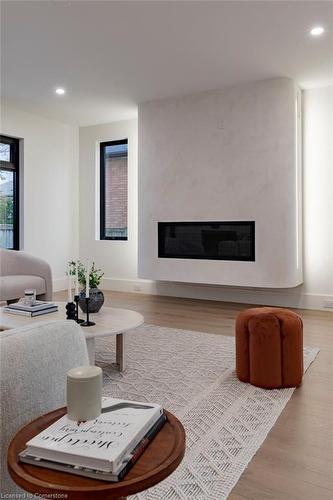 504 Winona Road, Stoney Creek, ON - Indoor Photo Showing Living Room