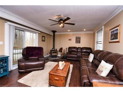 888 Mckenzie Road, Oneida, ON - Indoor Photo Showing Living Room