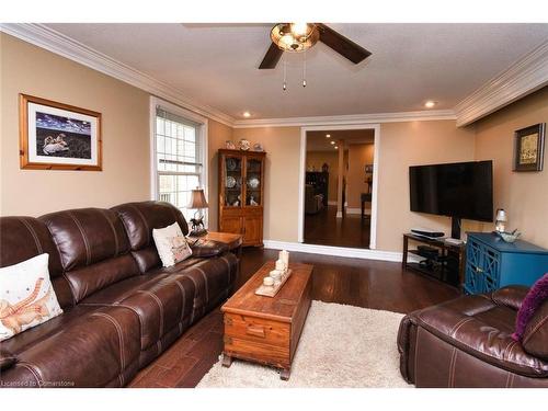 888 Mckenzie Road, Oneida, ON - Indoor Photo Showing Living Room