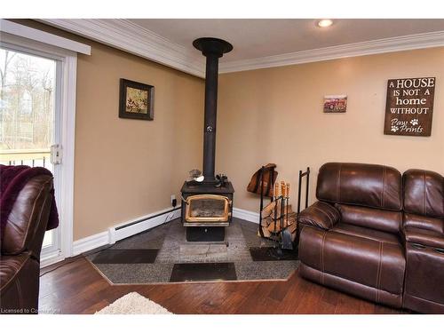 888 Mckenzie Road, Oneida, ON - Indoor Photo Showing Living Room