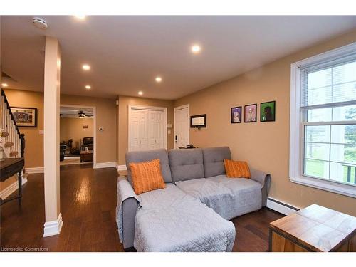 888 Mckenzie Road, Oneida, ON - Indoor Photo Showing Living Room