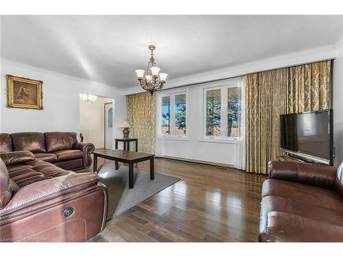 2322 Patterson Road, West Lincoln, ON - Indoor Photo Showing Living Room