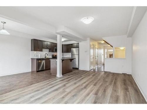 142 Edenrock Drive, Stoney Creek, ON - Indoor Photo Showing Kitchen