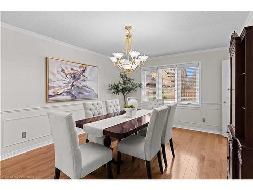 2068 Pipers Court, Burlington, ON - Indoor Photo Showing Dining Room