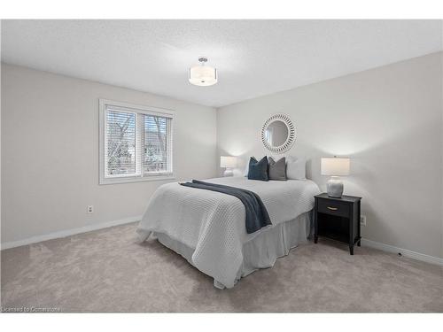 2068 Pipers Court, Burlington, ON - Indoor Photo Showing Bedroom