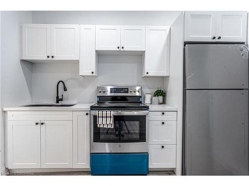 27 Harvey Street, Hamilton, ON - Indoor Photo Showing Kitchen