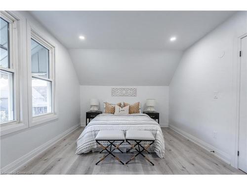 27 Harvey Street, Hamilton, ON - Indoor Photo Showing Bedroom