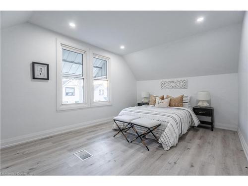 27 Harvey Street, Hamilton, ON - Indoor Photo Showing Bedroom