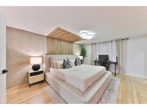 3512 Rubens Court, Burlington, ON - Indoor Photo Showing Bedroom