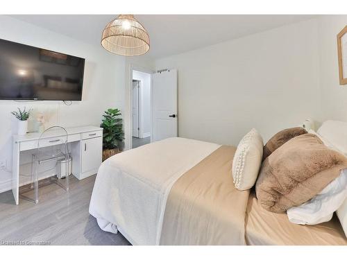 3512 Rubens Court, Burlington, ON - Indoor Photo Showing Bedroom