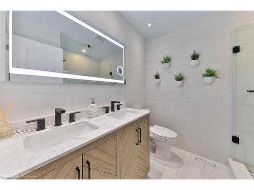 3512 Rubens Court, Burlington, ON - Indoor Photo Showing Bathroom