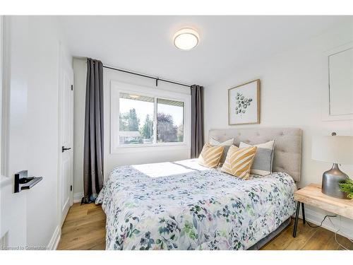 33 Sewell Drive, Oakville, ON - Indoor Photo Showing Bedroom