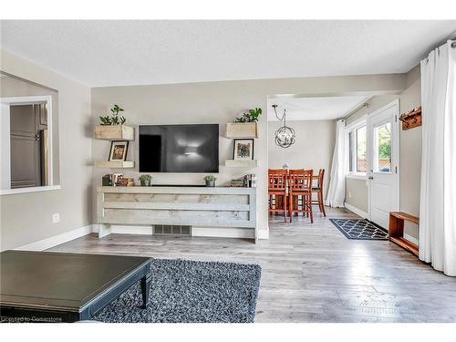 142 Saint Andrews Drive, Hamilton, ON - Indoor Photo Showing Living Room