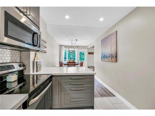 142 Saint Andrews Drive, Hamilton, ON - Indoor Photo Showing Kitchen