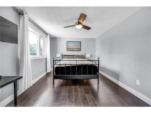 142 Saint Andrews Drive, Hamilton, ON - Indoor Photo Showing Bedroom