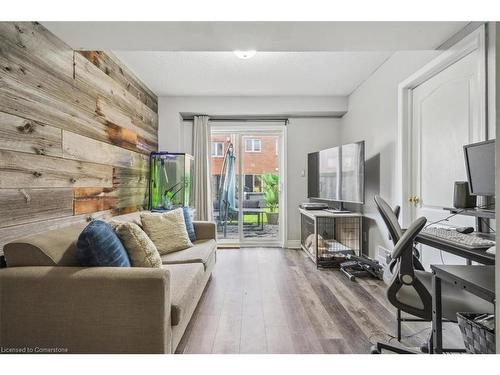 51-470 Beach Boulevard, Hamilton, ON - Indoor Photo Showing Living Room