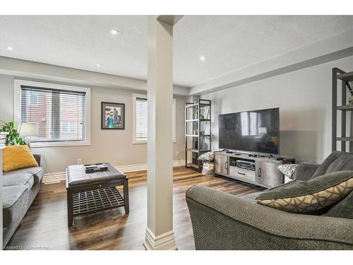 51-470 Beach Boulevard, Hamilton, ON - Indoor Photo Showing Living Room