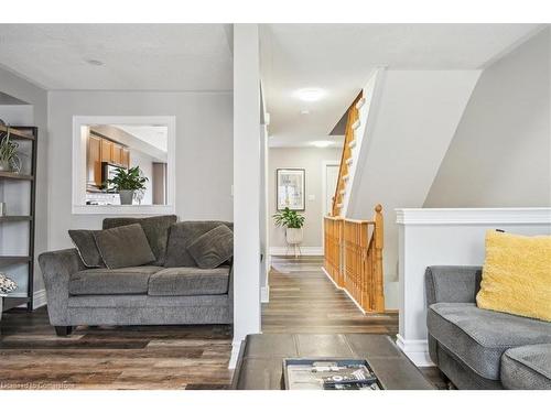 51-470 Beach Boulevard, Hamilton, ON - Indoor Photo Showing Living Room