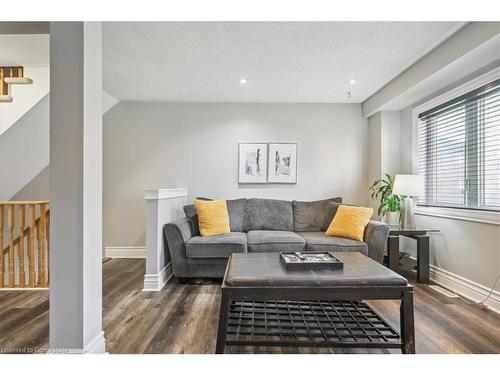 51-470 Beach Boulevard, Hamilton, ON - Indoor Photo Showing Living Room