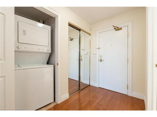 611-399 Elizabeth Street, Burlington, ON - Indoor Photo Showing Laundry Room