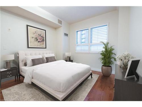 611-399 Elizabeth Street, Burlington, ON - Indoor Photo Showing Bedroom