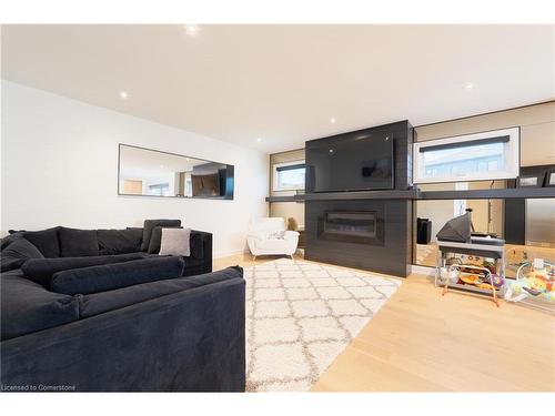 6 Cristallina Drive, Thorold, ON - Indoor Photo Showing Living Room