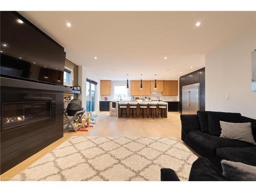 6 Cristallina Drive, Thorold, ON - Indoor Photo Showing Living Room