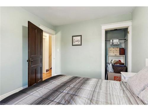 28 Hilda Avenue, Hamilton, ON - Indoor Photo Showing Bedroom