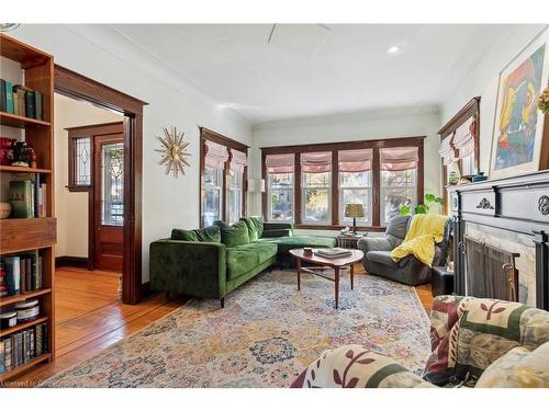 28 Hilda Avenue, Hamilton, ON - Indoor Photo Showing Living Room