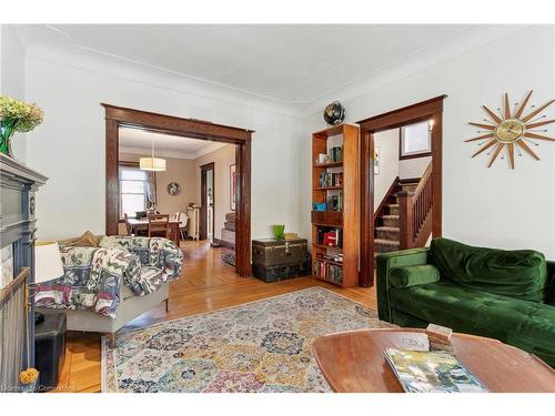 28 Hilda Avenue, Hamilton, ON - Indoor Photo Showing Living Room