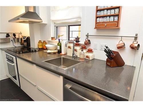 1-132 Caroline Street, Hamilton, ON - Indoor Photo Showing Kitchen