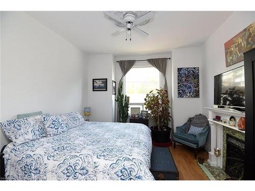 1-132 Caroline Street, Hamilton, ON - Indoor Photo Showing Bedroom