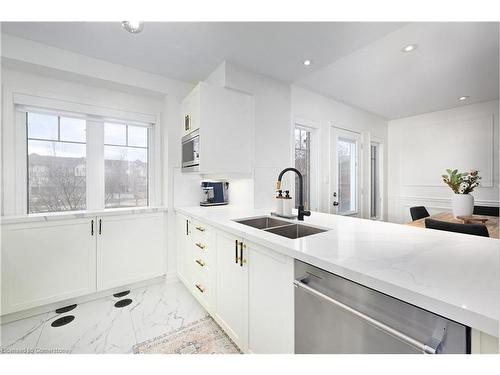 45-3050 Rotary Way, Burlington, ON - Indoor Photo Showing Kitchen With Double Sink With Upgraded Kitchen