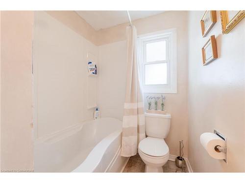 325 Simpson Avenue, Welland, ON - Indoor Photo Showing Bathroom