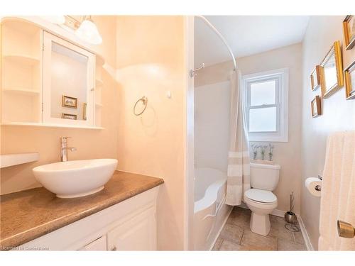 325 Simpson Avenue, Welland, ON - Indoor Photo Showing Bathroom