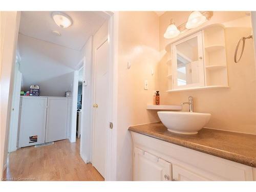 325 Simpson Avenue, Welland, ON - Indoor Photo Showing Bathroom