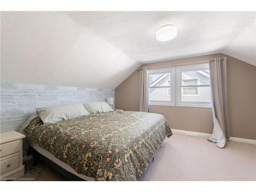 325 Simpson Avenue, Welland, ON - Indoor Photo Showing Bedroom