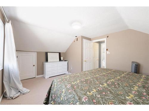 325 Simpson Avenue, Welland, ON - Indoor Photo Showing Bedroom