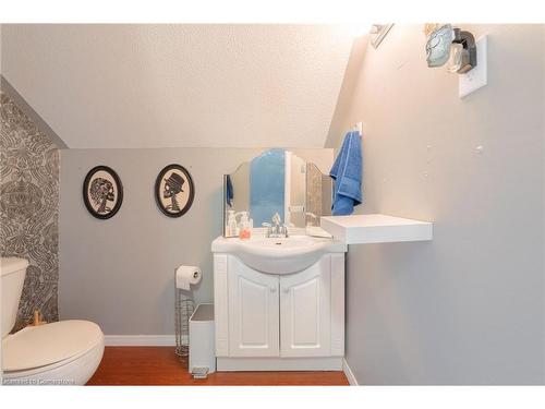 325 Simpson Avenue, Welland, ON - Indoor Photo Showing Bathroom