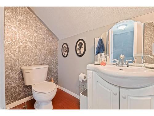 325 Simpson Avenue, Welland, ON - Indoor Photo Showing Bathroom