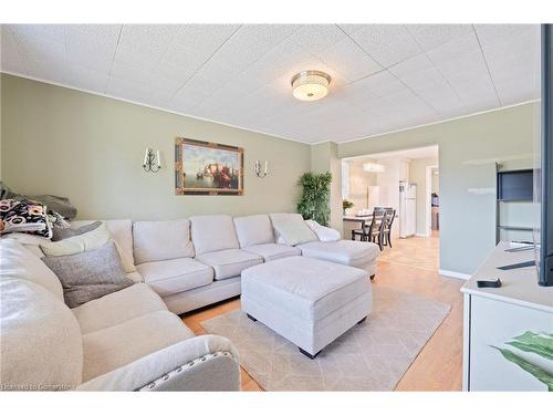 325 Simpson Avenue, Welland, ON - Indoor Photo Showing Living Room