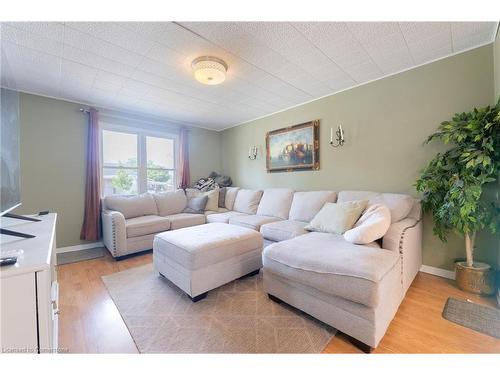 325 Simpson Avenue, Welland, ON - Indoor Photo Showing Living Room