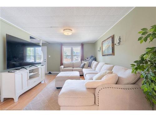 325 Simpson Avenue, Welland, ON - Indoor Photo Showing Living Room