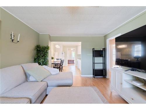 325 Simpson Avenue, Welland, ON - Indoor Photo Showing Living Room