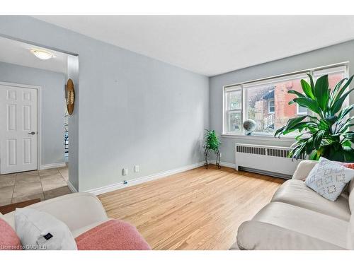 3-137 Emerald Street S, Hamilton, ON - Indoor Photo Showing Living Room