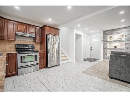 100 Boston Crescent, Hamilton, ON - Indoor Photo Showing Kitchen